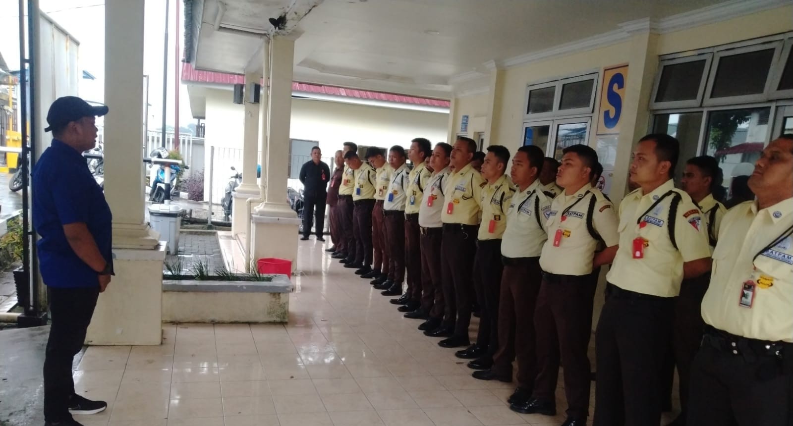 Barisan personel Satpam GBS
